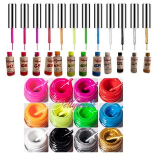 Pu&ograve; includere: Una collezione di smalti per unghie in gel di vari colori, tra cui rosso, rosa, arancione, verde, blu, bianco, nero e oro. Ogni flacone &egrave; numerato e riporta il nome del marchio. L'immagine mostra anche lo smalto gel in contenitori aperti.