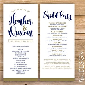 Puede incluir: Invitación de boda con un diseño azul marino y dorado. La invitación presenta los nombres Heather y Vincent y la fecha 23 de septiembre de 2016. La parte posterior de la invitación enumera la fiesta nupcial e incluye el texto "Bridal Party".