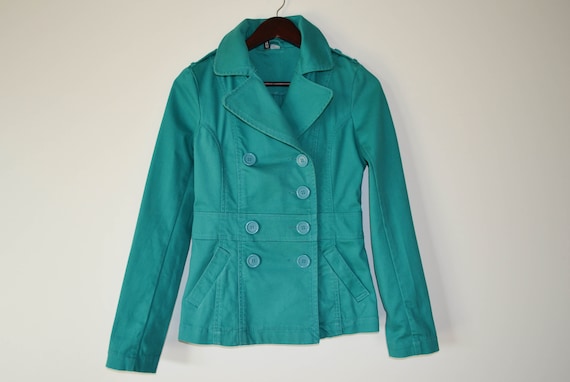 Grüne Jacke mit schwarzen Ärmeln Grüne Jacke mit schwarzen Ärmeln