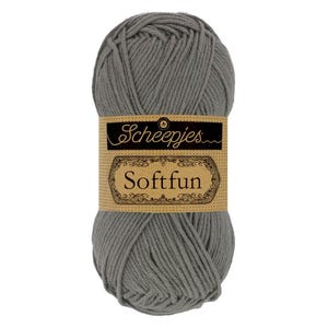 Può includere: Un gomitolo di filato grigio con un'etichetta marrone. L'etichetta presenta il marchio "Scheepjes" in corsivo e la parola "Softfun" in una cornice decorativa. Il filato è ben avvolto e sembra morbido.