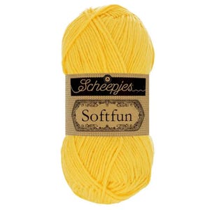 Può includere: Un gomitolo di filato giallo brillante con l'etichetta "Scheepjes Softfun". Il filato è ben avvolto e sembra morbido. L'etichetta è marrone con scritte dorate ed elementi decorativi. Ideale per progetti di maglia e uncinetto.