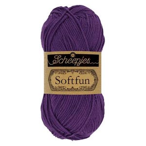 Puede incluir: Ovillo de lana morada con una etiqueta que dice "Scheepjes Softfun". La lana es de color morado oscuro. La etiqueta es de color marrón claro con texto negro y elementos decorativos. La lana está bien enrollada, ideal para tejer o hacer ganchillo.