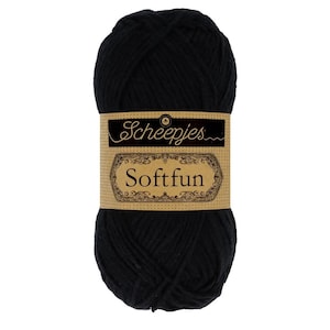 Puede incluir: Un ovillo de lana negro con una etiqueta marrón. La etiqueta dice "Scheepjes Softfun" en una fuente decorativa. La lana está bien enrollada y parece suave, adecuada para varios proyectos de tejido y ganchillo.