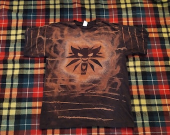 La camiseta "Cazador de brujas" con el símbolo de la Escuela del Lobo