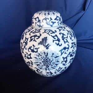 Ginger Jar, Blue and White Ginger Jar, Oriental Jar, Eastern Decor, Blue and White Ceramic, Room Decor, Vintage Gift Idea