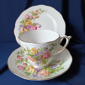 Vintage Trio, Porzellan Trio, Tee Trio, Roslyn China, Roslyn Trio, Royal Rose, Vintage Teetasse, Nachmittagstee, Tee-Party, Vintage Geschenk