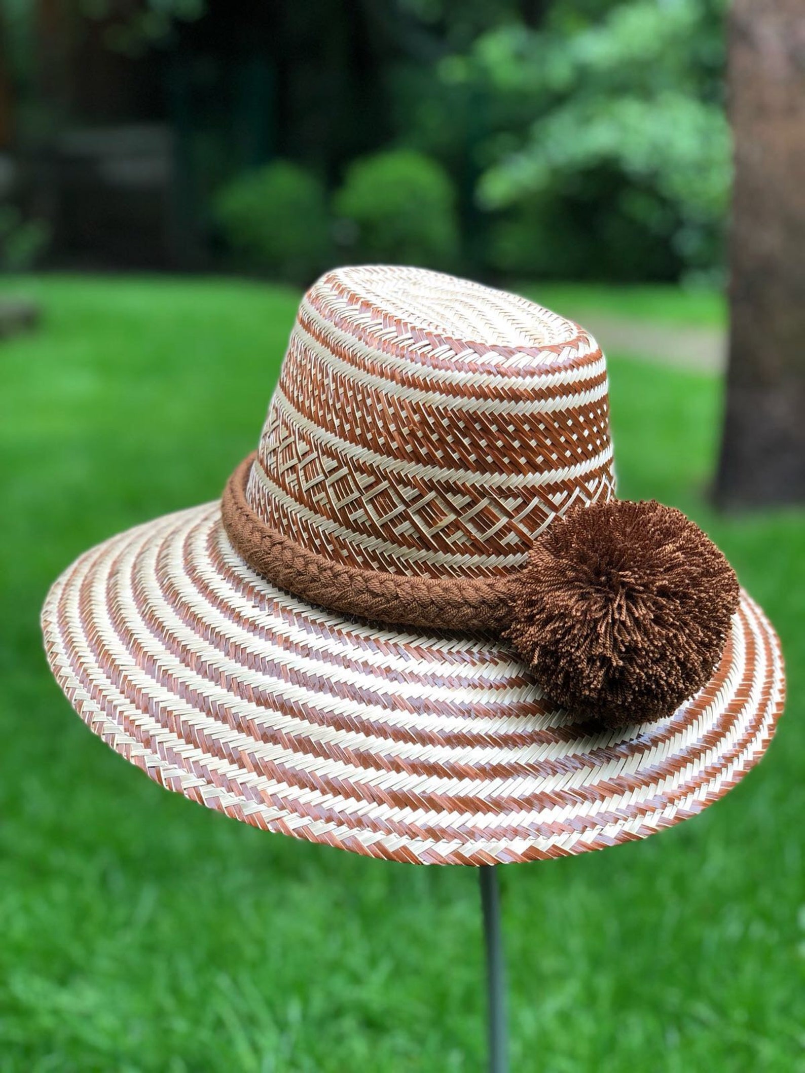 Summer hat. Коричневая шляпа. Шляпа летняя Сомбреро. Коричневая соломенная шляпа. Шляпа коричневая женская плетеная.