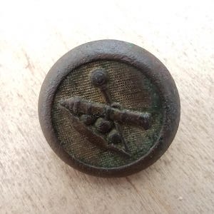 大砲と王冠が描かれたヴィンテージ ミリタリー ボタン WW1 - オーストリア ハンガリー帝国のレトロなオリジナル ボタン - 第一次世界大戦のアンティーク ドイツ ボタン - 古い真鍮ボタン