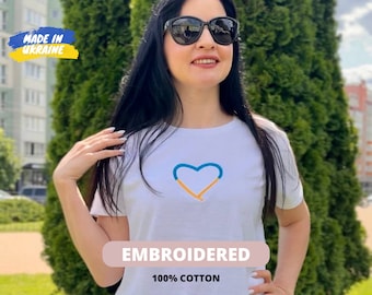 Camiseta de algodón con bordado de corazón y bandera ucraniana. Apoya a Ucrania.