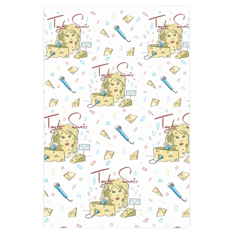 Op de afbeelding: Een witte achtergrond met een herhalend patroon van een cartoonvrouwenhoofd met blond haar, een microfoon en een blok Zwitserse kaas. De tekst "Taylor Swiss" wordt in het hele patroon herhaald.