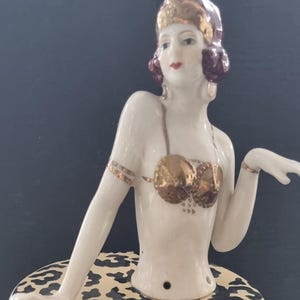 Super bambola &quot;Mata Hari&quot; in stile Art Déco degli anni &#39;20, portacipria in ceramica, portasapone e portagioie