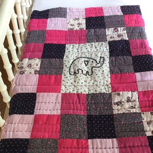 Babypläd Babyskydd Bomull Födelsegåva Födelsematta Patchwork Dominant Rosa Jordgubb Tagada