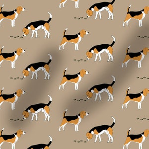 Könnte beinhalten: Ein nahtloses Muster mit einem sich wiederholenden Design von braunen und schwarzen Beagle-Hunden auf einem hellbraunen Hintergrund. Die Hunde sind in einer Gehposition dargestellt, mit der Nase nach unten gerichtet, als würden sie am Boden schnuppern. Das Muster ist perfekt für Stoffe, Tapeten oder andere dekorative Anwendungen.