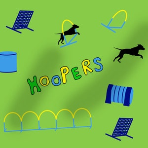 Könnte beinhalten: Ein grüner Hintergrund mit dem Wort "HOOPERS" in bunten Buchstaben. Es gibt mehrere Agility-Geräte für Hunde, darunter ein blaues und gelbes Fass, ein blauer und gelber Reifen, ein blauer und gelber Sprung und blaue und gelbe Slalomstangen. Es gibt auch zwei schwarze Hunde, die über die Reifen springen.