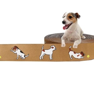 Könnte beinhalten: Braunes Band mit einem sich wiederholenden Muster aus weißen und braunen Jack Russell Terriern, die mit einem gelben Ball spielen. Das Band ist aufgerollt, mit einem Jack Russell Terrier, der auf der Rolle sitzt.