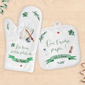 Peut inclure: Ensemble de manique et de dessous de plat blancs avec des illustrations à l'aquarelle d'ustensiles de cuisine et de verdure. Le gant de cuisine comporte du texte en français et une toque de chef.