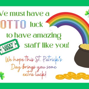 Könnte beinhalten: Eine Grußkarte zum St. Patrick's Day mit grünem Rand. Die Karte zeigt einen Regenbogen, einen Goldtopf und Goldmünzen. Der Text lautet: „We must have a LOTTO luck to have amazing staff like you!“ und „We hope this St. Patrick's Day brings you some extra luck!"