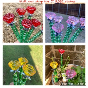 K&ouml;nnte beinhalten: Vier S&auml;tze Perlenrosen-Pf&auml;hle in Rot, Rosa, Gelb und Klar. Jedes Set enth&auml;lt drei Rosen mit gr&uuml;nen Perlenstielen. Das Bild enth&auml;lt den Text "Besuchen Sie unseren Shop f&uuml;r 7" ROSEN-Pf&auml;hle".