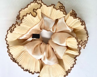 Pleated scrunchie