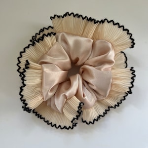 Pleated scrunchie