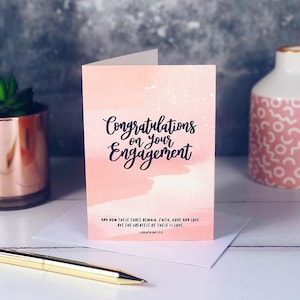 Félicitations pour votre engagement Blush Card - 1 Corinthiens 13:13 - Christian Cards - Bible Verse Cards