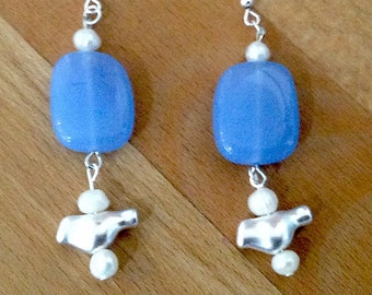 Boucles d'oreilles pendantes en verre géométrique bleu pervenche faites à la main avec perles d'eau douce blanches et argent mat