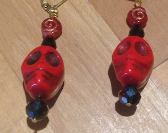 Boucles d'oreilles pendantes en or faites main avec tête de mort en sucre et magnésite rouge Jour des morts