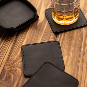 Crazy Horse Leder Untersetzer Set von 6 mit Halter – Rustikale Untersetzer für Zuhause, für die Bar, das Büro & die Terrasse – Handgefertigtes Geschenk für Ihn