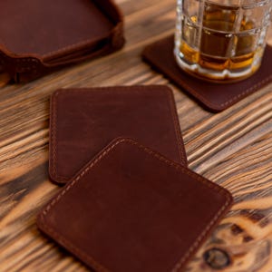 Crazy Horse Leder Untersetzer Set von 6 mit Halter – Rustikale Untersetzer für Zuhause, für die Bar, das Büro & die Terrasse – Handgefertigtes Geschenk für Ihn