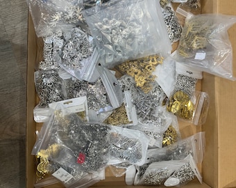 Lote de dijes de peltre: joyería en tonos plateados y dorados