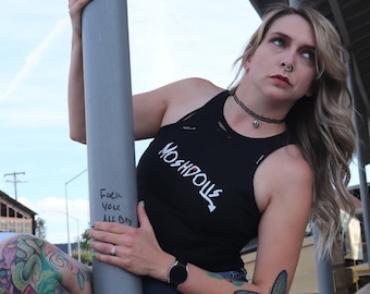 Koszulka z logo MoshDolls w stylu punkowym z przetarciami i agrafkami