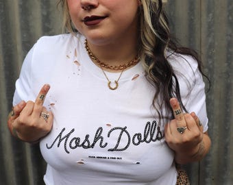 MOSHDOLLS - Lasso Tee, Yalternative Tee, Punk Rock, Zniszczona koszulka, F Around Find Out, Feministyczny punk, Alternatywny styl, Grunge Girl