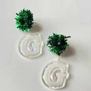 Pendientes colgantes con letra G Pom Pom Dangle para los viernes de espíritu escolar, regalo de agradecimiento al maestro, accesorios para el día del juego, pendientes de declaración escolar,
