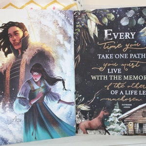 Puede incluir: Dos portadas de libros con escenas de invierno. La portada de la izquierda presenta a un hombre y una mujer en un bosque nevado. La portada de la derecha tiene una cita sobre vivir con el recuerdo del otro camino no tomado. La cita dice: "Cada vez que tomas un camino, debes vivir con el recuerdo del otro, de una vida dejada de lado." por Katherine Arden.