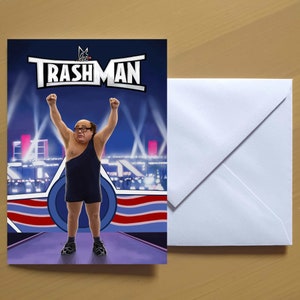 Könnte beinhalten: Eine Grußkarte mit einer Cartoon-Illustration eines Mannes in einem blauen Wrestling-Outfit mit dem Text "The Trashman" darüber. Der Mann steht in einem Wrestling-Ring mit einer Menge im Hintergrund.