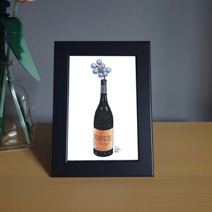 Puede incluir: Una pintura acuarela enmarcada de una botella de vino con un racimo de uvas azules en el cuello de la botella. La botella está etiquetada con "Erath" y tiene una etiqueta marrón con texto blanco. El fondo es blanco.