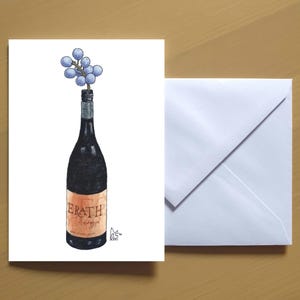 Puede incluir: Una tarjeta blanca con una ilustración dibujada a mano de una botella de vino Erath Oregon Pinot Noir con un racimo de uvas azules en el cuello de la botella. La tarjeta tiene un sobre blanco.