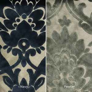 Pu&ograve; includere: Due campioni di tessuto con un motivo damascato in rilievo. Il campione a sinistra &egrave; in velluto blu navy su sfondo beige con il testo Navy. Il campione a destra &egrave; in velluto grigio peltro su sfondo beige con il testo Pewter. Motivi floreali.