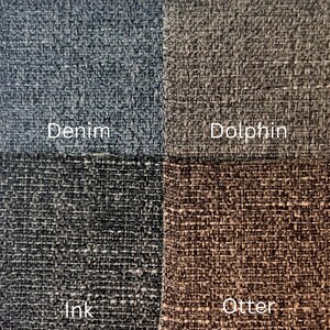 Op de afbeelding: Vier stofstalen in verschillende kleuren en texturen. De stalen zijn gelabeld met "Denim", "Dolfijn", "Inkt" en "Otter".