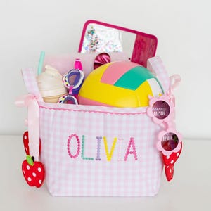 Personalisierte Geschenktüten für Kinder für alle Jahreszeiten!  Gestickter Korb mit Feiertags-Taschenanhängern, Baby-Geschenkkorb