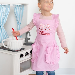 Tablier personnalisé pour enfant avec nom brodé, tablier de cuisine pour tout-petit, dos croisé à volants avec poches, cadeaux d&#39;anniversaire pour enfant/fille