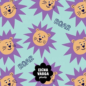 Könnte beinhalten: Ein sich wiederholendes Muster auf hellblauem Hintergrund mit Cartoon-Löwengesichtern in Beige und spitzen violetten Mähnen. Das Wort ROAR ist in dunkelblauen Großbuchstaben über das Design verteilt. Ein schwarzes, gewelltes Abzeichen zeigt EDINA VARGA prints.