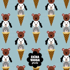 Könnte beinhalten: Ein nahtloses Muster mit einem Stapel von Tiergesichtern in Eiswaffeln. Die Tiere sind ein brauner Bär, ein weißer Hund und eine graue Katze. Der Hintergrund ist hellblau. Der Text "Edina Varga prints" befindet sich in der Mitte des Musters.