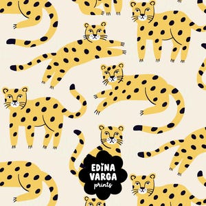 Könnte beinhalten: Ein sich wiederholendes Muster aus gelben Leoparden mit schwarzen Flecken auf cremefarbenem Hintergrund. Die Leoparden sind in verschiedenen Posen dargestellt, darunter stehend und liegend. Ein schwarzes wolkenförmiges Emblem zeigt den weißen Text EDINA VARGA prints.