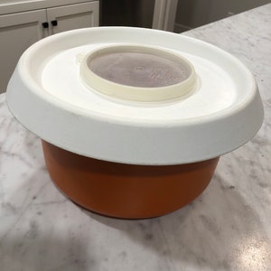 Vintage Tupperware fix n stor measuring mixing pitcher batter bowl mix orange with two lids and hole for mixer