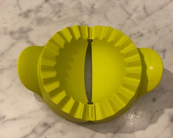 Vintage Tupperware pastry press perogy pierogi maker empanada tart mini hand pie tool 5” lime green