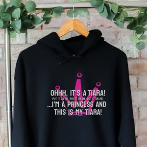 Oh, è una tiara! Mettilo su di me. Mettilo su di me. Mettilo su di me. ... Sono una principessa e questa è la mia tiara! Felpa unisex con cappuccio Heavy Blend