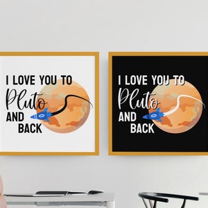 以下が含まれることがあります： 白黒の背景を持つ額装されたプリントが2つ。プリントには、冥王星を通り過ぎるロケットと「冥王星まで愛してる」というテキストが描かれています。