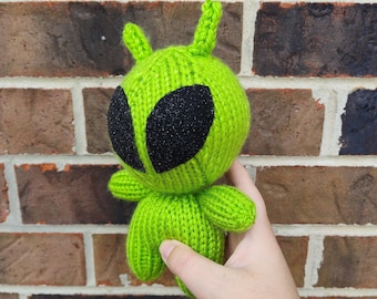Hand Knit Alien Plush: Soft Yarn Stuffed Toy