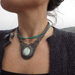 Collar gargantilla de macrame con aragonita azul y perlas de amazonita imagen 5